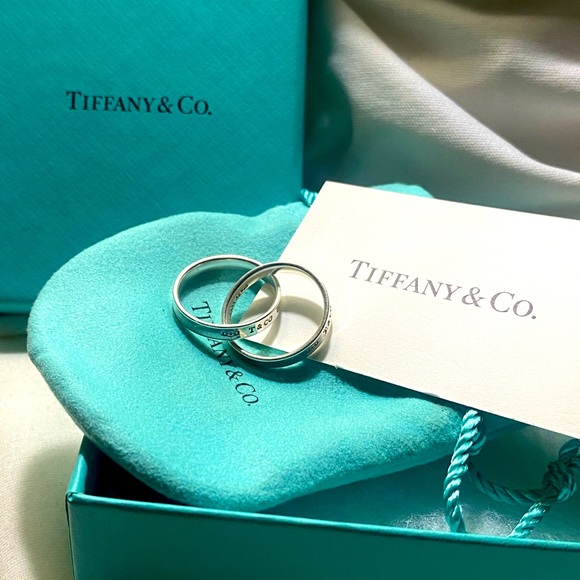 Jewelry - Tiffany 1837
Interlocking Circles Ring
in Silver